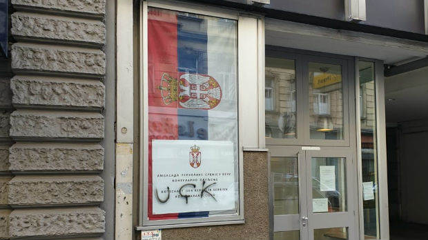 Grafit UČK na zgradi Konzulata Srbije u Beču