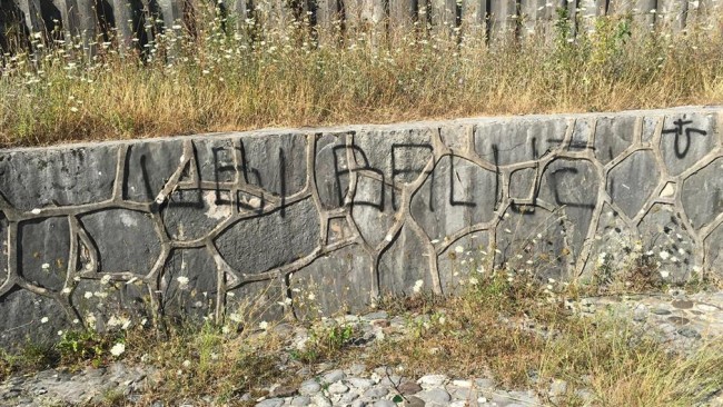 Grafit “Ubij balije” na Partizanskom groblju u Mostaru