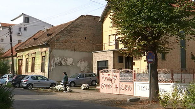 Grafiti mržnje na kući u Zrenjaninu