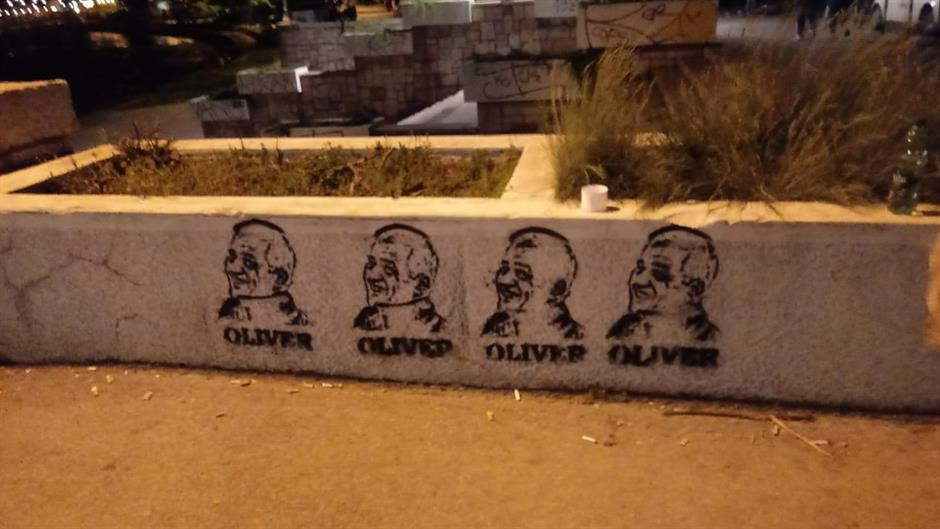 Grafiti s likom Olivera Ivanovića u nekoliko gradova