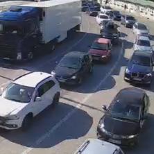 Granični prelaz Crne Gore zapečaćen: Nastala prava noćna mora za putnike - Formirale se kilometarske kolone, ljudi zarobljeni po vrućini u automobilu (FOTO)
