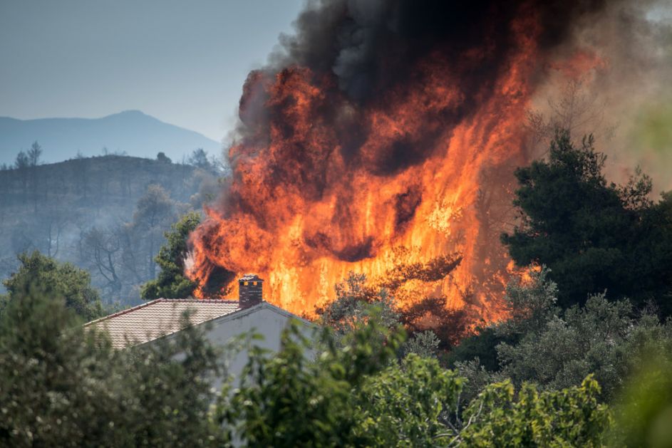 Grčka: Evakuisano desetine domova zbog šumskog požara