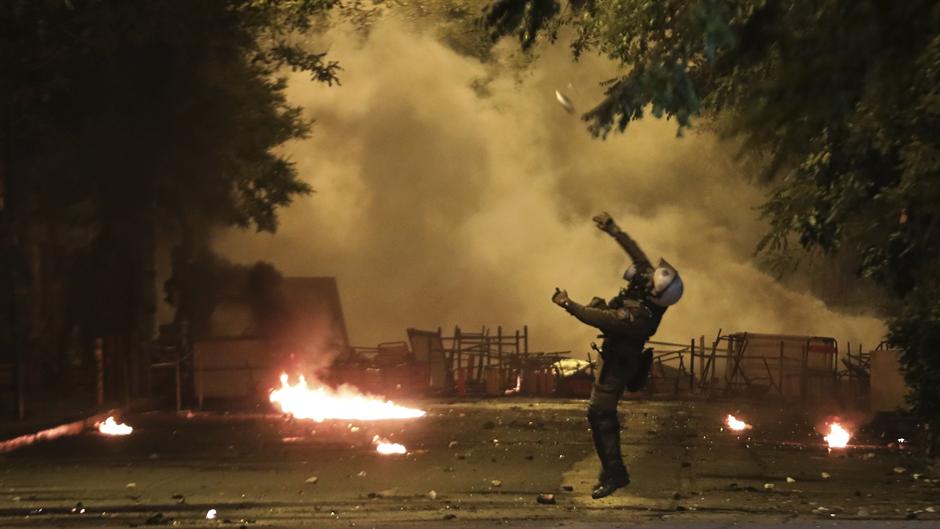 Grčka: Letele vatrene bombe, kamenice...FOTO