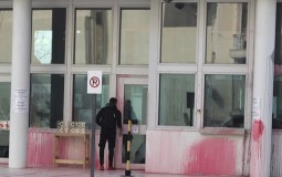 
					Grčka: Osmoro u pritvoru zbog bacanja boje na ambasadu SAD 
					
									