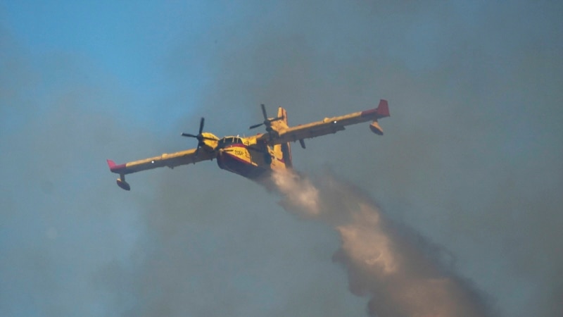 Grčka: Poginula dvojica pilota u padu kanadera, traju evakuacije zbog požara