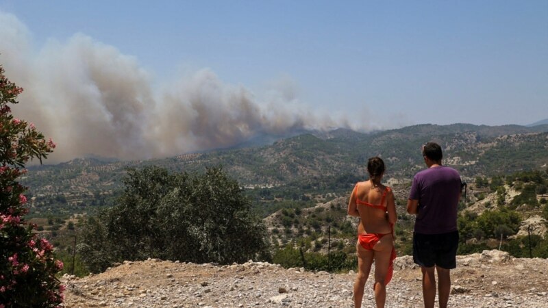 Grčka nudi besplatan odmor turistima koji su zbog požara otišli s Rodosa