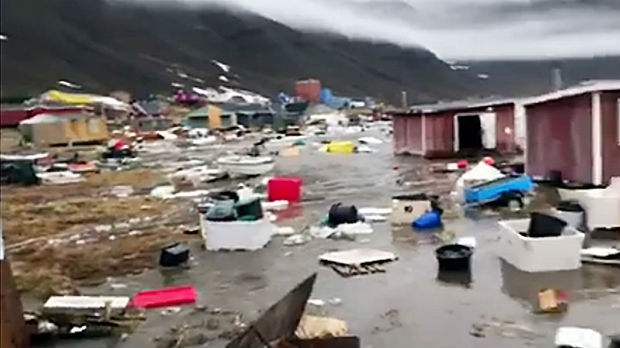 Grenland, talasi usmrtili četiri osobe