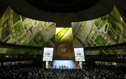 
					Greta Tunberg izgrdila svetske vođe na početku samita o klimi u UN 
					
									