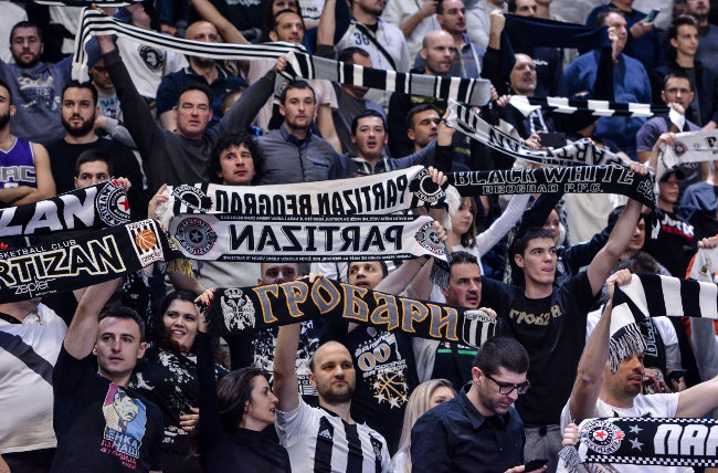 Grobari odbrojavaju, koliko još trofeja do kraja sezone? Barsa i Real su Partizanova mera? (TVITOVI) (foto)