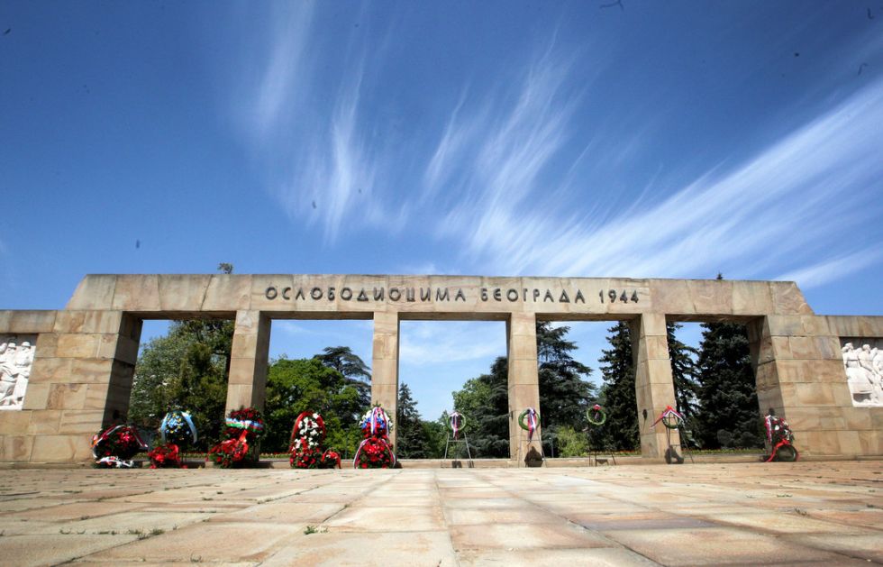 Groblje oslobodilaca Beograda u crvenoj boji u čast Crvene armije