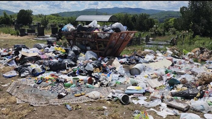 Groblje u Donjoj Vrežini „zatrpano“ smećem