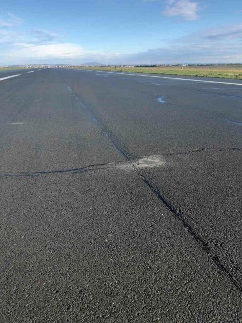Grom pogodio aerodrom “Nikola Tesla”, oštećena pista, avioni kružili 40 minuta (FOTO)