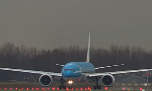 Panika na nebu: Grom udario u avion pun putnika! (VIDEO)