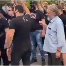 Grupa EKSTREMNIH DESNIČARA okupila se ispred migrantskog centra u Obrenovcu (VIDEO)