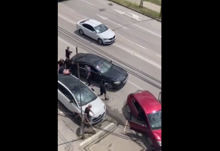 Grupa huligana brutalno prebila mladića motkama u centru Sremske Mitrovice (VIDEO)