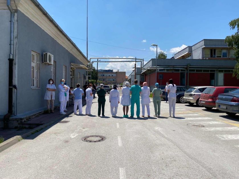 Grupa medicinskih randika okrenutih leđa dočekala delegaciju Vladu Srbije
