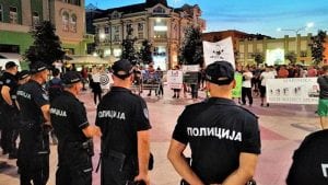 Grupa mladića pokušala da ometa tribinu u Šapcu, policija ih udaljila od bine (VIDEO, FOTO)