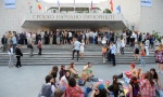 Grupa mladih očistila išarane zidove Srpskog narodnog pozorišta u Novom Sadu