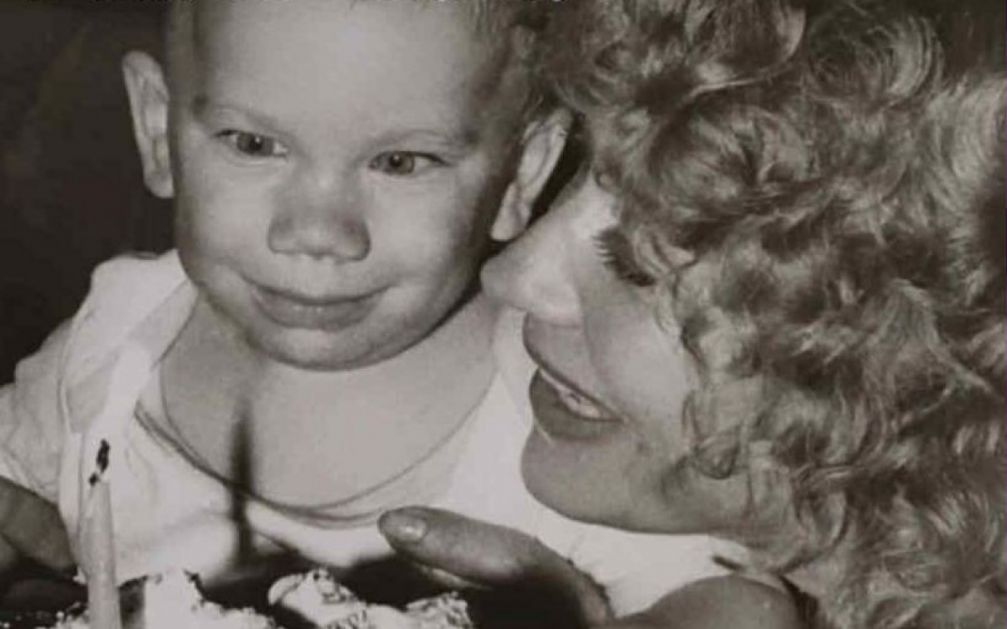Gubitak majke ga je obeležio, a onda je osvojio estradu i srce jedne od najlepših pevačica: Prepoznajete li dečaka sa fotografije?