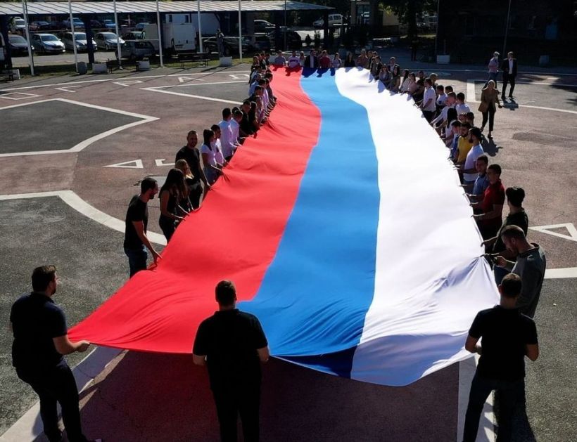 Gujon sa studentima obeležio Dan srpskog jedinstva: Biti Srbin znači osećati se kao Srbin