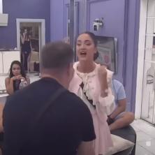 Guraš bananu u onu stvar... Tri muškarca se ustremila na Anđelu, jedan sa uvredama otišao definitivno najniže (VIDEO)