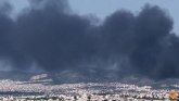Gust crni dim prekrio Atinu, požar izbio u fabrici VIDEO