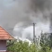 Gust dim se nadvio nad Smederevskom Palankom: Požar guta porodičnu kuću, vatrogasne ekipe na terenu (VIDEO)