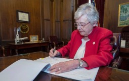 
					Guvernerka Alabame potpisala zakon o zabrani abortusa 
					
									
