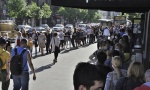 Gužva ispred Gradskog zavoda za javno zdravlje: Građani čekaju na izdavanje sanitarne knjižice (FOTO)