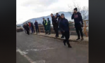 Gužva u Pljevljima: Pokušavaju da prekreče trobojku, omladina brani zid (VIDEO)