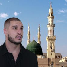 HADŽILUK U MEDINI: Dejan Dragojević podelio kadrove iz Prorokove džamije! Jedno je morao da učini pre ulaska
