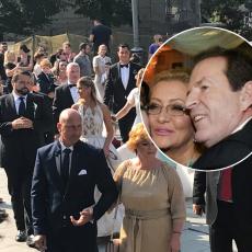 HALJINA BLJEŠTI: Pogledajte KAKO su se obukli tata Bogoljub i mama Milanka Karić na venčanju svoje dece
