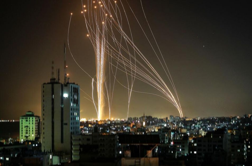 HAMAS PRETI DA ĆE UNIŠTITI TEL AVIV: Svuda odjekuju bombe i sirene, ovako Gvozdena kupola presreće na desetine raketa! VIDEO
