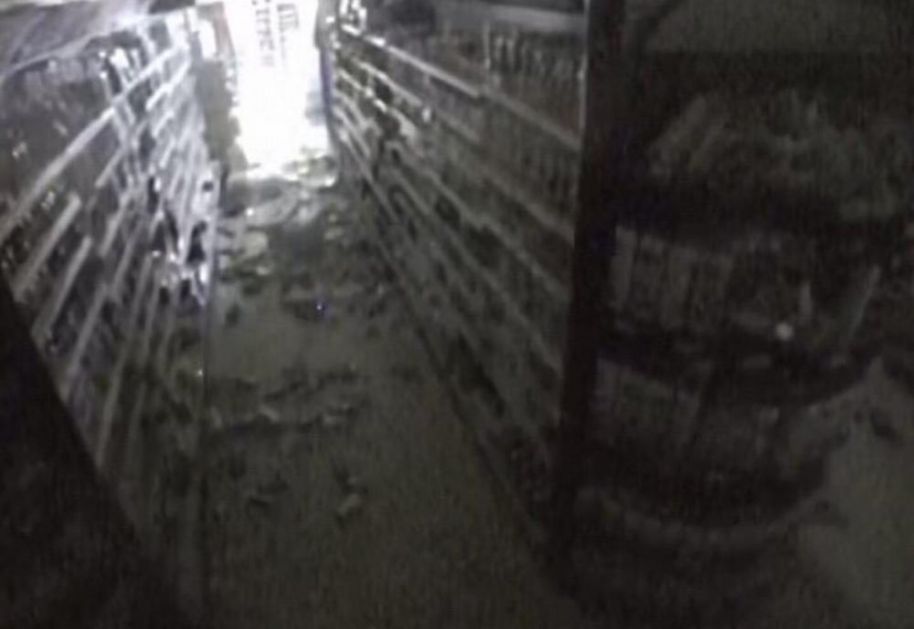 HAOS I U ULCINJU: Roba padala sa rafova u marketima posle jakog zemljotresa (FOTO)