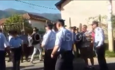  NE DAJU SRBIMA U SUVU REKU Albanci na juriš hoće da probiju kordon policije u Mušutištu!