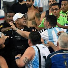 HAOS NA MARAKANI: Žestoka tuča, Emilijano Martinez udarao policajce, Mesi povlačio ekipu i na kraju Argentina savladala Brazil (VIDEO)