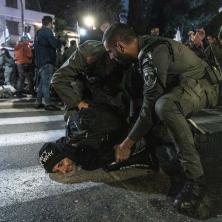 HAOS NA PROTESTU, BAČENA DIMNA BOMBA: Policija uhapsila jednog demonstranta, EVO ŠTA JE URADIO