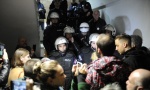 HAOS NA PROTESTU JEDAN OD PET MILIONA:  Policija izvela sve demonstrante iz RTS, sede ispred zgrade  (FOTO+VIDEO)