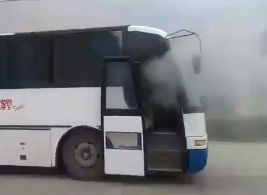 HAOS NA PUTU KOD TESLIĆA: Zapalio se autobus koji je prevozio učenike (VIDEO)