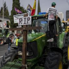 HAOS NA ULICAMA! Farmeri USTALI protiv politike Evropske unije - kolona traktora ispred Ministarstva poljoprivrede!