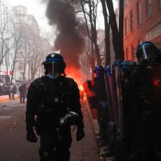 HAOS NA ULICAMA PARIZA: Eskalirao brutalan obračun policije i demonstranata (FOTO/VIDEO)