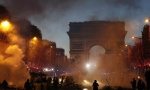 HAOS NA ULICAMA PARIZA: Povređeno najmanje 20, uhapšene desetine, demonstranti najavili građanski rat; Makron: Neka se stide (FOTO/VIDEO)