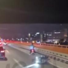 HAOS NAKON PARTIZANOVOG MEČA: Delije na mostu sa skuterima presrele Grobare, nastala tuča (VIDEO)