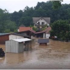HAOS! POTOP U ČAČKU: Za kratko vreme pale obilne kiše, domaćinstva uništena, SAOBRAĆAJ OBUSTAVLJEN (FOTO)