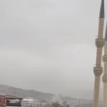 HAOS! Trenutak kada je vetar SRUŠIO minaret na džamiji! (VIDEO)