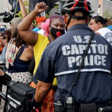 HAOS U AMERIČKOJ PRESTONICI! Žestoki okršaji demonstranata i policije, uhapšen veliki broj ljudi (FOTO/VIDEO)