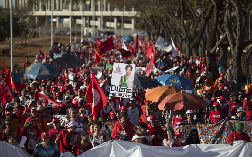 HAOS U BRAZILU: Policija bacila SUZAVAC na demonstrante koji pružaju podršku predsednici Dilmi Rusef