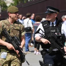 HAOS U BRITANIJI: Policija na ulicama, sprečava sukobe na protestima