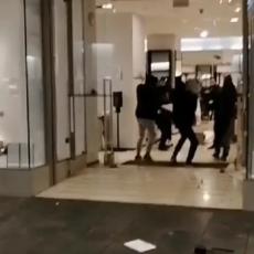 HAOS U CENTRU BEOGRADA: Napadnuto obezbeđenje, pa opljačkan butik (VIDEO)