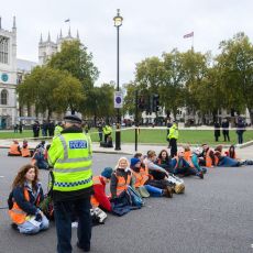 HAOS U CENTRU LONDONU! Policija uhapsila demonstrante koji su zatvorili most